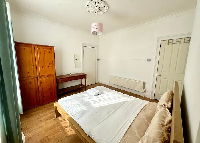 Проживание в семье Cozy Large Near City Centre