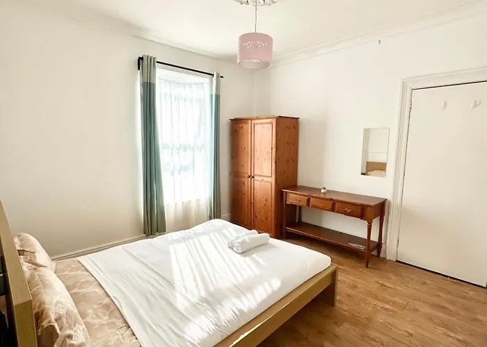 Cozy Large Near City Centre منزل للإقامة *